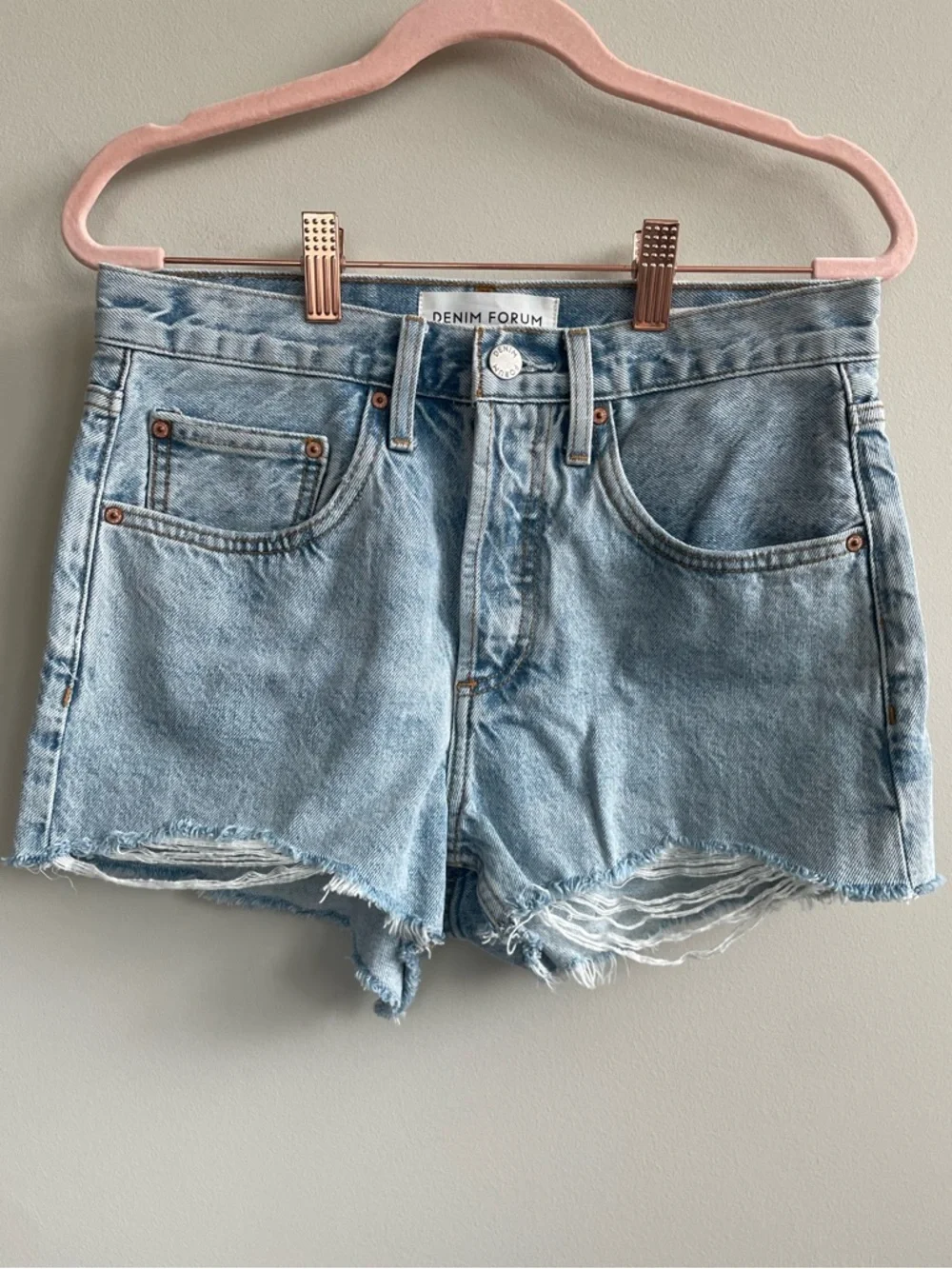 Aritzia Denim Forum The ‘90s Vintage Cut-Off Short 2” Light Wash Denim Shorts